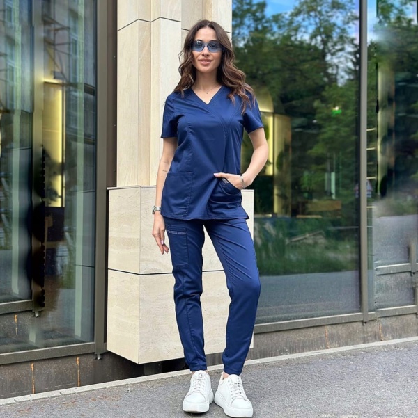 Pijama sanitario mujer Cherokee Revolution de color azul marino