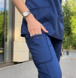 Pijama sanitario mujer Cherokee Revolution de color azul marino – 9
