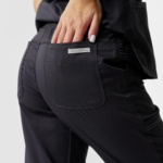 Conjunto sanitario mujer Cherokee Revolution grafito — top + pantalón jogger - Imagen 4