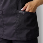 Conjunto sanitario mujer Cherokee Revolution grafito — top + pantalón jogger - Imagen 8