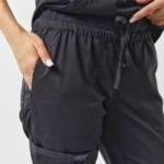 Conjunto sanitario mujer Cherokee Revolution grafito — top + pantalón jogger - Imagen 9