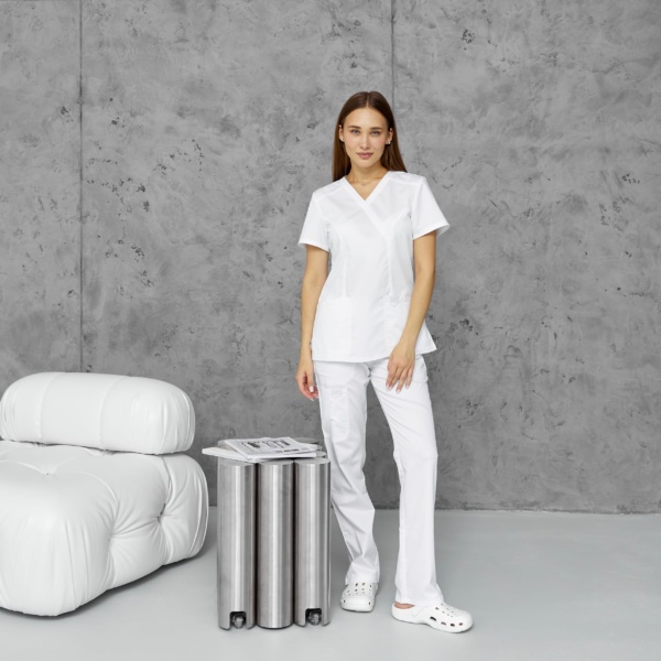 Pijama sanitario mujer Cherokee Revolution de color blanco