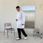 Bata de laboratorio holgada para hombre PLUM con cuello alto - Imagen 7