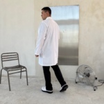 Bata de laboratorio holgada para hombre PLUM con cuello alto - Imagen 10