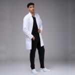 Bata de laboratorio holgada para hombre PLUM con cuello alto