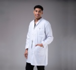 Bata de laboratorio holgada para hombre PLUM con cuello alto - Imagen 3