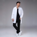 Bata de laboratorio holgada para hombre PLUM con cuello alto - Imagen 4