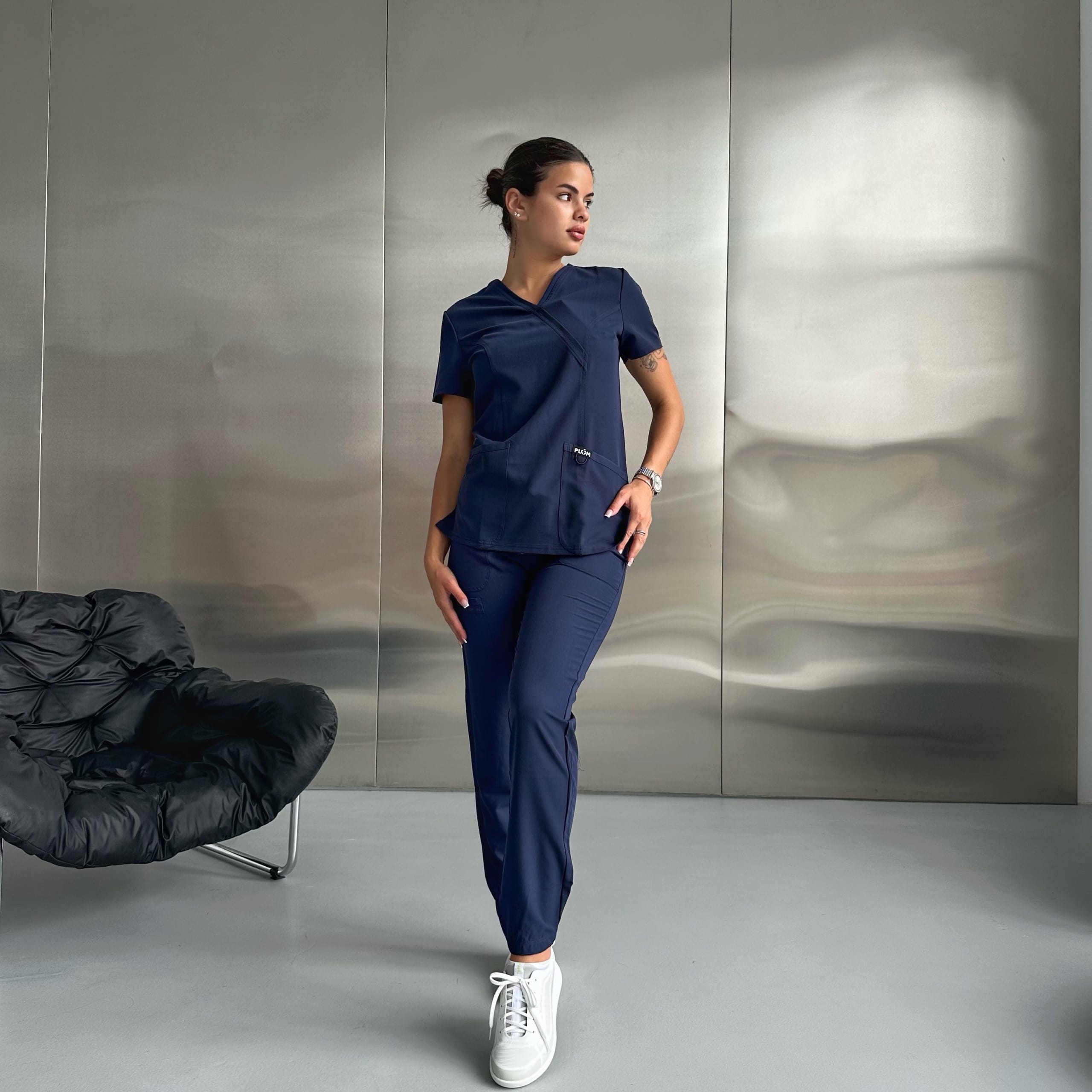 412049-scaled Conjunto sanitario mujer PLUM azul marino — casaca + pantalón - Imagen 1