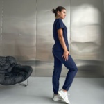 Conjunto sanitario mujer PLUM azul marino — casaca + pantalón - Imagen 2