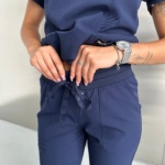 Conjunto sanitario mujer PLUM azul marino — casaca + pantalón - Imagen 5