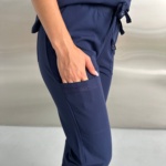 Conjunto sanitario mujer PLUM azul marino — casaca + pantalón - Imagen 6