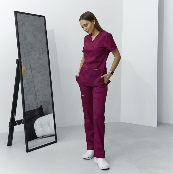 Conjunto sanitario para mujer Cherokee Revolution color de vino