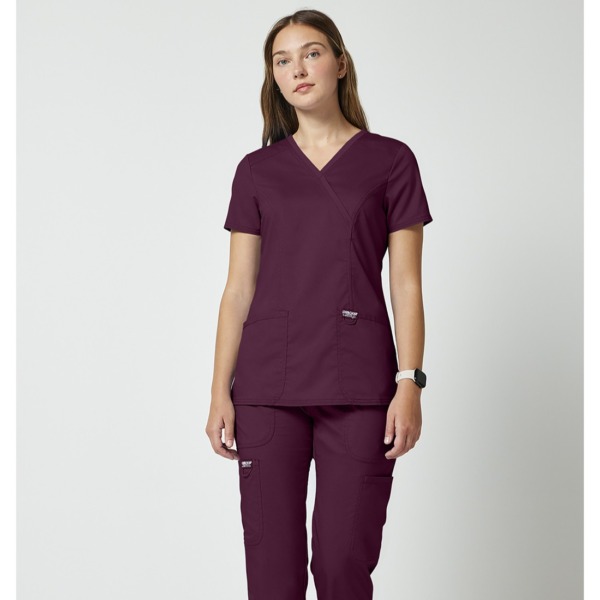 Conjunto sanitario para mujer Cherokee Revolution color de vino