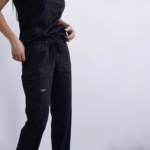 Conjunto sanitario Cherokee Revolution mujer, negro - Imagen 7